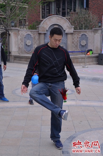 說是比賽，其實(shí)就是活力的釋放，就是開心的海洋，丟沙包、踢毽子、三人四足、滾鐵環(huán)等項(xiàng)目