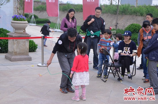 當(dāng)然啦，也有小天使現(xiàn)場(chǎng)跟爸比罷工的，就是不跳，弄的爸爸也哭笑不得。