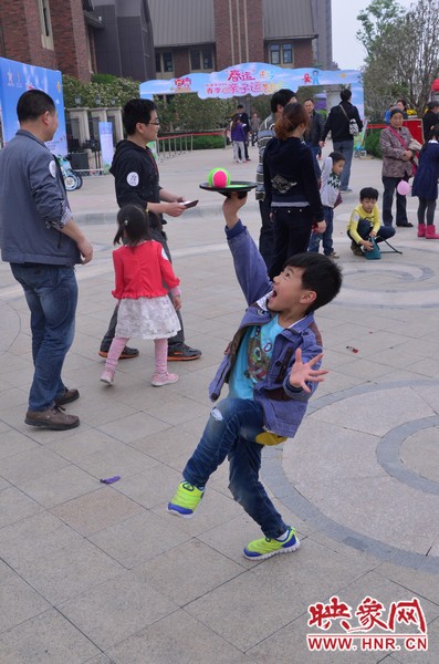 小弟弟，你玩?zhèn)€托球不用這么夸張吧，哈哈！