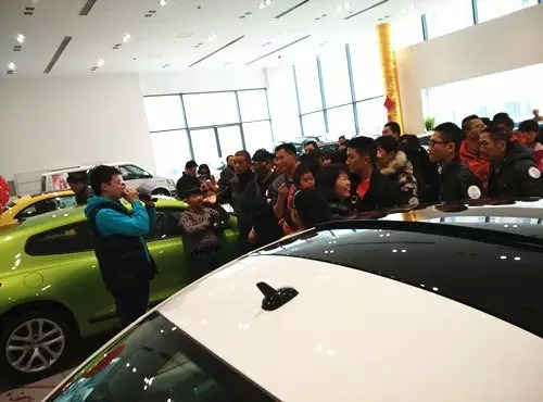 現(xiàn)場活動由私家車廣播《999車生活》主播飛揚(yáng)、佳雨主持，新年呵護(hù)，溫暖你一路。