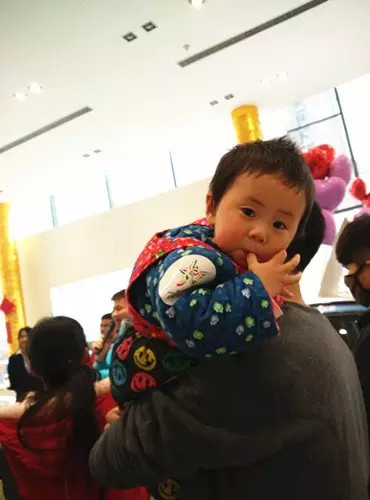 小朋友雖然你骨骼清奇，但是米、油你照樣拎不動啊，還是乖乖的油卡拿好吧。