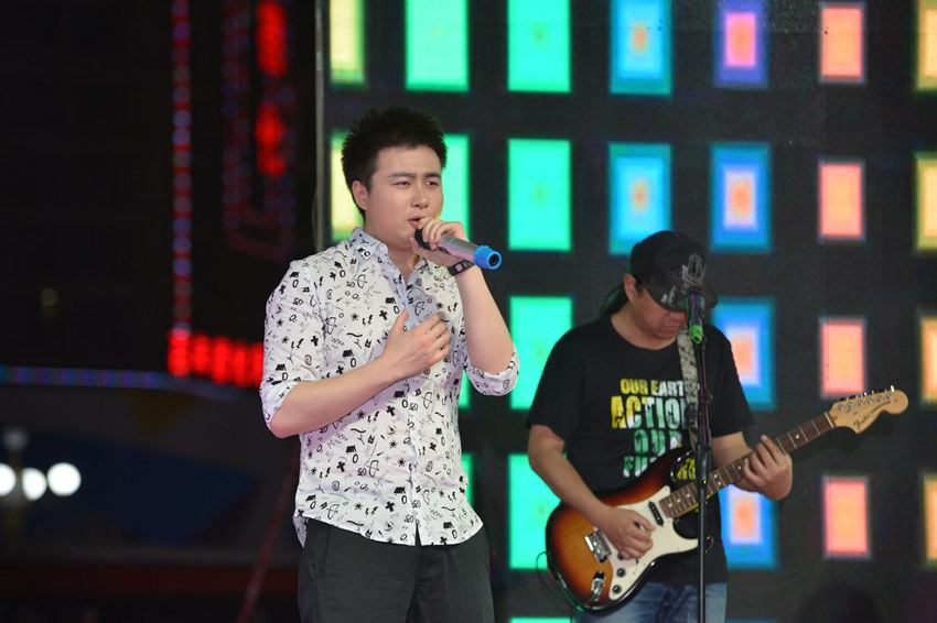 首先出場(chǎng)的是主播佳雨，一首《李白》，瞬間將現(xiàn)場(chǎng)的火熱氣氛點(diǎn)著。