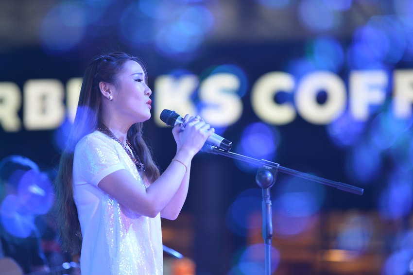 接下來是主播丹丹的《辛德瑞拉》，作為一個(gè)音樂節(jié)目的主播，唱歌當(dāng)然都是毛毛雨。