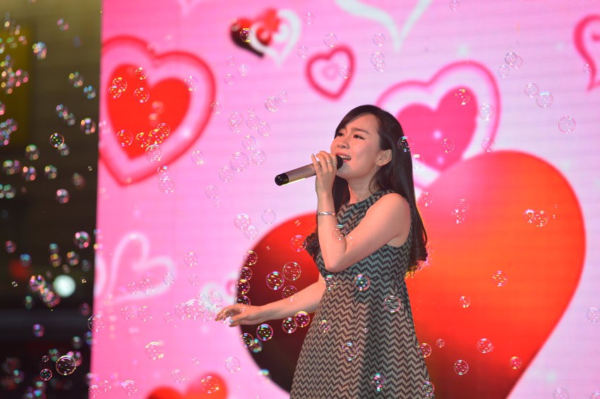 夢(mèng)茹選擇了走溫情路線，《至少還有你》唱的是深情款款。