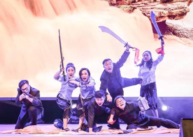 作為本場晚會的最后一個節(jié)目，《黃河大合唱》刷新你完全不一樣的體驗。