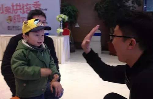 老楊你真心的是童心未泯啊，來，跟叔叔Give Me Five！