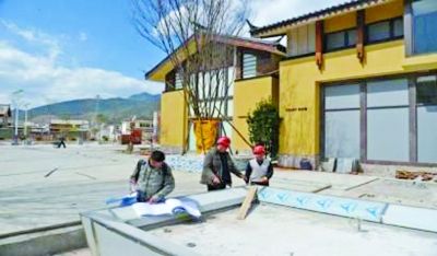 　　別墅工地，工人正在施工。