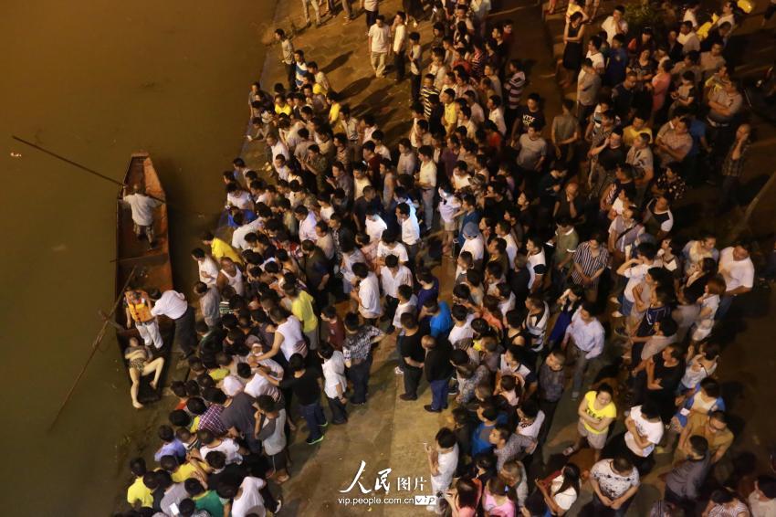 6月4日晚，湖南省婁底市二大橋跳河自殺的女子遺體被打撈上來。