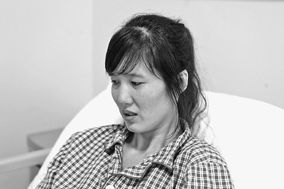 郭萍先做完手術(shù)的左腳剛剛拆線，但還打著石膏，鋼釘也尚未取出