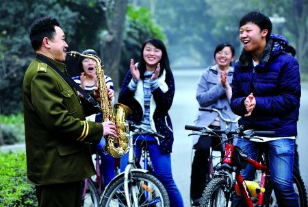 自學(xué)三種樂(lè)器,大學(xué)保安哥夢(mèng)想開(kāi)音樂(lè)會(huì) 自學(xué)三種樂(lè)器,大學(xué)保安哥夢(mèng)想開(kāi)音樂(lè)會(huì)