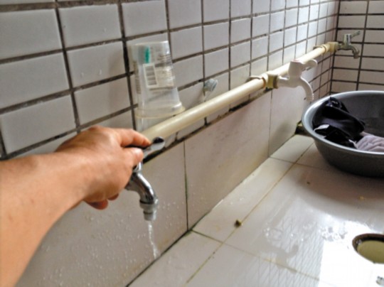 宿舍沒水學(xué)生接雨水洗澡？學(xué)校稱是學(xué)生惡作劇