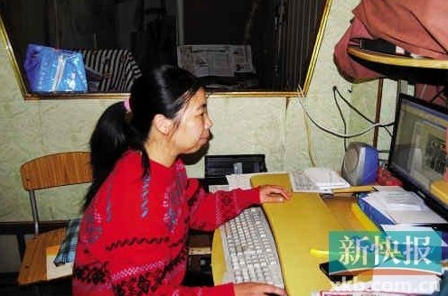 在狹小簡陋的住處，陳敏莉最專注的事情是通過網(wǎng)絡(luò)即時(shí)了解公益信息