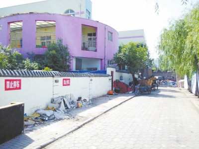 21世紀社區(qū)垃圾中轉(zhuǎn)站與小區(qū)世紀先鋒幼兒園僅一墻之隔