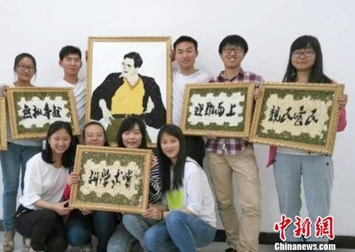 大學(xué)生們?yōu)榧o(jì)念焦裕祿，用黑豆、綠豆、大米等糧食在硬紙板上創(chuàng)作的糧食畫