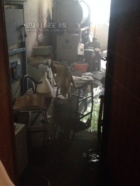 2日上午9時許，成都理工大學(xué)測試樓內(nèi)一實(shí)驗(yàn)室起火，造成一人輕傷，目前明火已滅