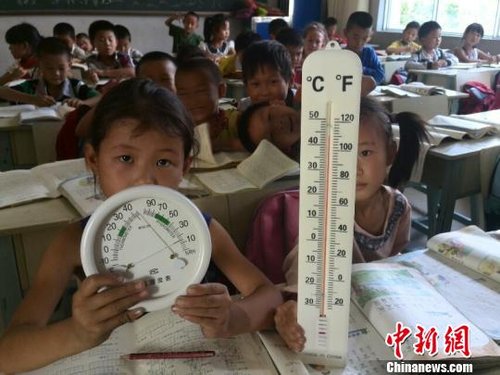 6月3日，下午四點(diǎn)，昆明市東川區(qū)因民鎮(zhèn)中心學(xué)校一年級教室溫度達(dá)到44℃