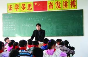 張從友先把妻子帶到學(xué)校，然后會準時為學(xué)生們上課