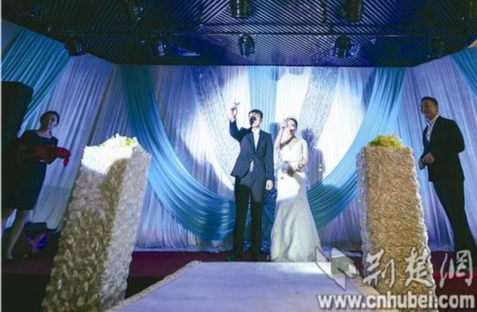 經(jīng)過執(zhí)著追求和3年戀愛，昨日，25歲的武漢小伙張巖終于娶回黑龍江姑娘張巖