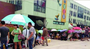 金壇市實(shí)驗(yàn)幼兒園門前，家長在排隊(duì)