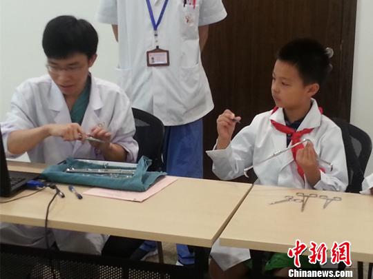 兒童暑期“職業(yè)體驗(yàn)” 醫(yī)生、警察職業(yè)受熱捧