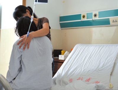 由于前天進(jìn)行了面部修復(fù)手術(shù)，俞燕身體不適，父母24小時(shí)陪在她的身邊