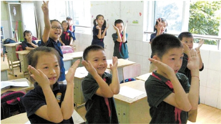 學(xué)做字母操 學(xué)做字母操