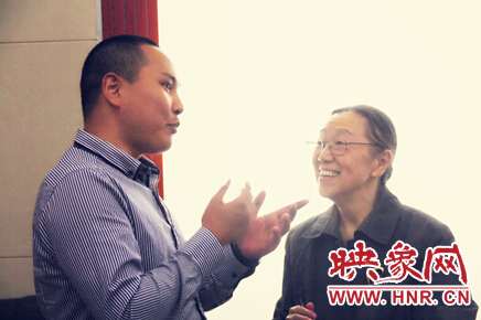 映象教育總監(jiān)班朝陽與周恩來侄女周秉宜、中央警衛(wèi)局原副局長、少將高振普親切交談