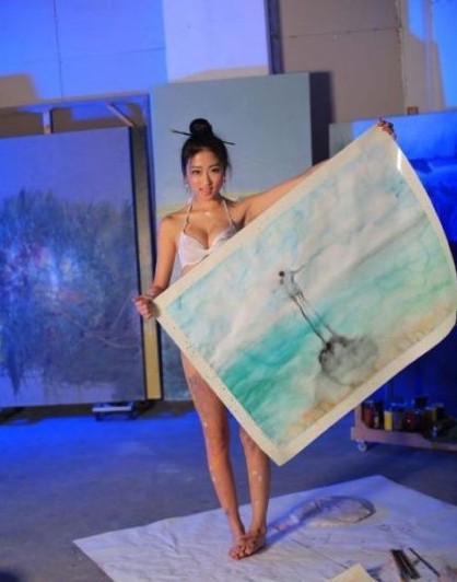 藝術(shù)系女生著內(nèi)衣用身體作畫(huà) 稱不是搞色情