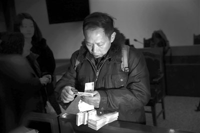 　昨日，從四川老家趕來的藍(lán)田忠，從房山法院執(zhí)行法官手里領(lǐng)到了自己的賠償款。他和15名工友在房山一煤礦