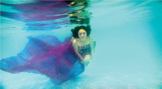 從水下拍的攝影作品充滿夢幻效果，王笑笑如同藍(lán)色大海中的“美人魚”