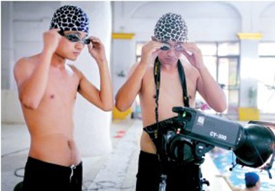 攝影師與助理帶上設(shè)備，準(zhǔn)備下水