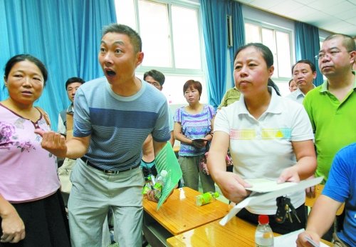 小升初“復(fù)議”現(xiàn)場，一些孩子被分得“遠(yuǎn)”的家長討說法