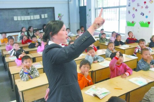 不到上小學年齡的孩子，只得在幼兒園復讀或者上“幼小銜接班”