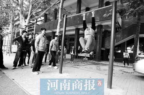 引體向上，難住不少同學(xué)