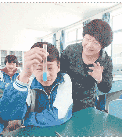 北京市密云區(qū)大城子中學(xué)，一位教師在指導(dǎo)學(xué)生做實驗