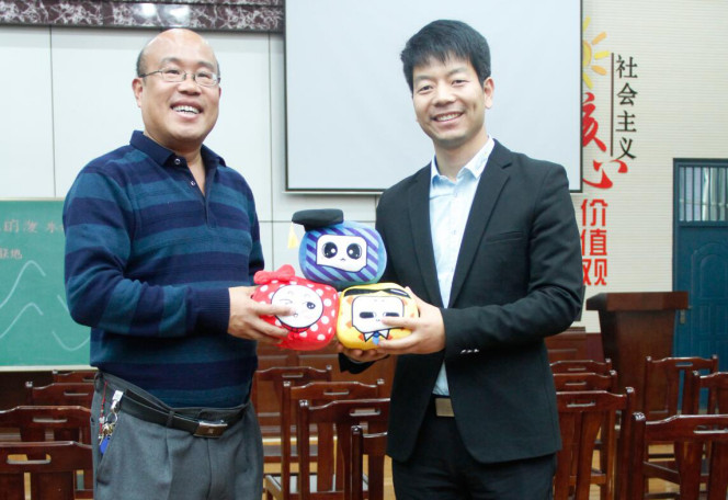 為洛陽市澗西區(qū)實(shí)驗(yàn)小學(xué)校長馬國順贈送一校一品吉祥物