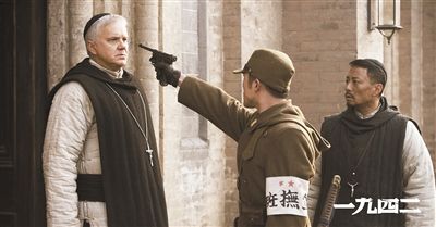 梅甘（左）、安西滿（右）與日本兵對(duì)峙的一幕。