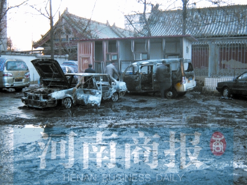 現場，兩輛車被燒得只剩骨架