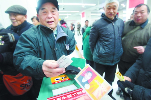 老人帶著多種證件想免費乘車，工作人員稱沒接到通知拒絕。