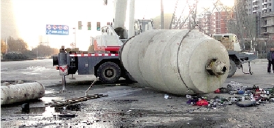 　　水泥罐車(chē)被撞得車(chē)、罐分離