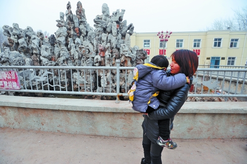 經(jīng)歷了之前的兇險，窩在媽媽懷中的亮亮看到水池，仍感到有些害怕。