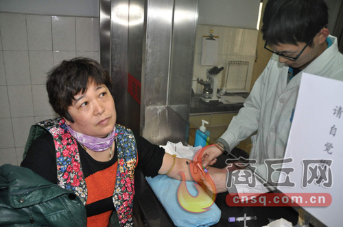 劉艷平的血樣和浙江省一位患者成功配型，1月15日下午3點(diǎn)，醫(yī)護(hù)人員正在為劉艷平再次抽取血樣