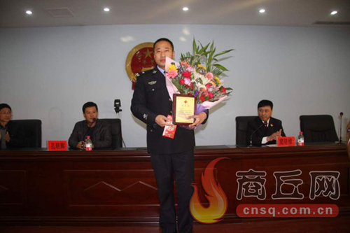 高兵雷是睢陽區(qū)檢察院一位檢察干警，在去鄭州捐獻(xiàn)造血干細(xì)胞時(shí)，他所在的單位為他組織了熱烈的歡送儀式