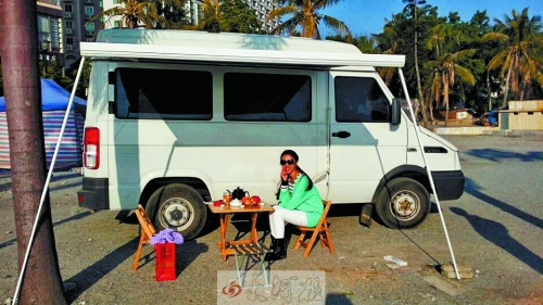 52歲潮爸開(kāi)著房車帶家人游中國(guó) 車內(nèi)一應(yīng)俱全 52歲潮爸開(kāi)著房車帶家人游中國(guó) 車內(nèi)一應(yīng)俱全