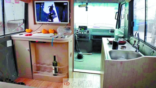 52歲潮爸開(kāi)著房車帶家人游中國(guó) 車內(nèi)一應(yīng)俱全 52歲潮爸開(kāi)著房車帶家人游中國(guó) 車內(nèi)一應(yīng)俱全