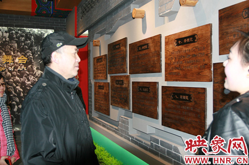 郭達(dá)聽(tīng)講解員講解馬街書會(huì)淵源