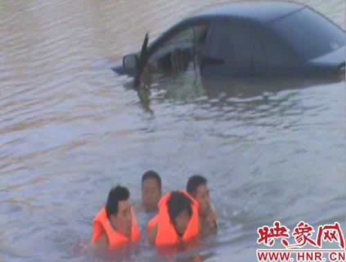 韓明、賈建峰，馮先忠三位市民奮力營救落水者