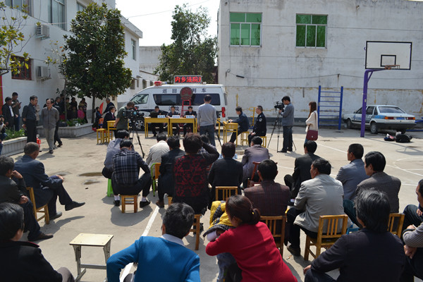 巡回審判現(xiàn)場(chǎng) 巡回審判現(xiàn)場(chǎng)