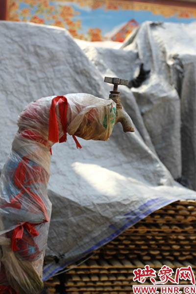 一名居民對(duì)記者說(shuō)，“你擰擰水管看，俺不騙你，沒(méi)水吧？”