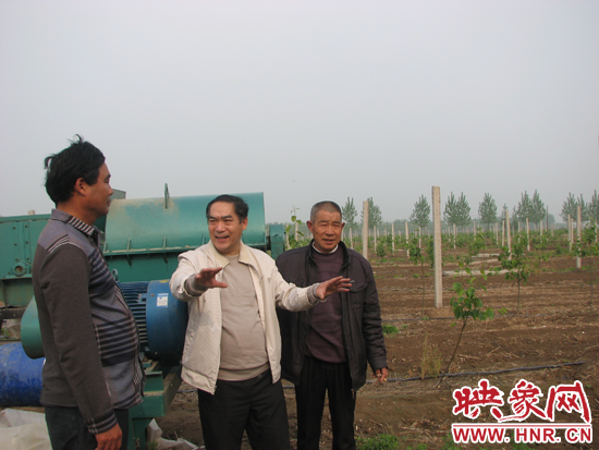 徐書祥向漯河美錦現代農業(yè)副總經理王德禮(左)和負責園區(qū)的村黨支部委員劉現庭(右)了解情況